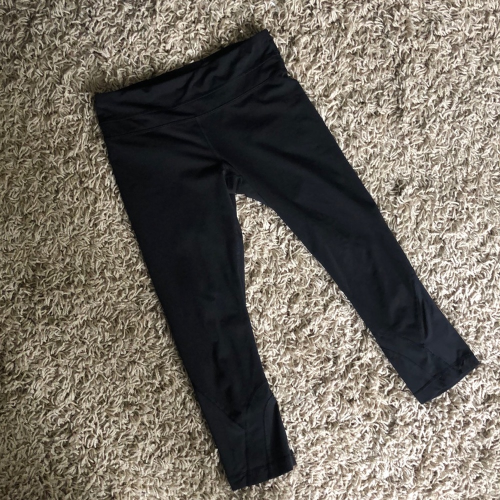 3/4 length black lululemon leggings